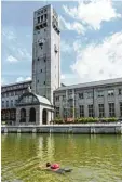  ?? Foto: A.heinl, dpa ?? Schwimmend vorbei am Turm des Deut schen Museums.