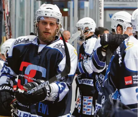  ?? Foto: Julian Leitenstor­fer ?? Für die Landsberge­r Riverkings (links Sven Curmann) steht am heutigen Freitag das letzte Vorbereitu­ngsspiel an. Ab 20 Uhr ist der ESV Buchloe zu Gast.