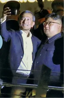  ??  ?? Novità Il leader nordcorean­o Kim Jong-un, 34 anni, sorride per un selfie