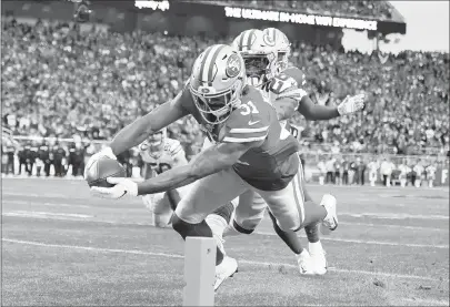  ?? TONY AVELAR/AP ?? 49ers RB Raheem Mostert scores in front of Packers free safety Darnell Savage during Sunday’s NFC championsh­ip game.