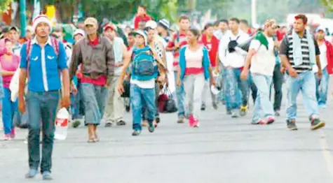  ??  ?? La caravana de migrantes, que ayer martes llegó a Juchitán, Oaxaca, decidió quedarse en este municipio hasta que encuentre transporte a la Ciudad de México y continuar su recorrido a los Estados Unidos.
