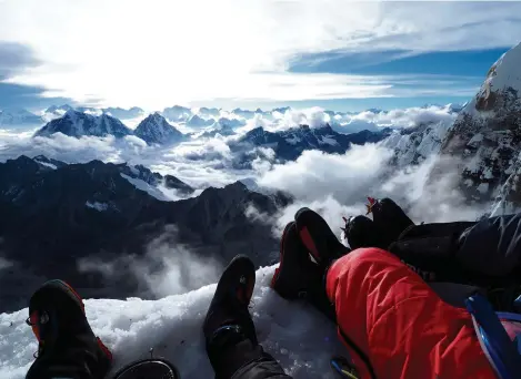  ?? (L’ENDROIT FILMS) ?? L’ascension du Nuptse est une course éperdue entre glace et neige, abysses et lumières aveuglante­s, roches et avalanches.