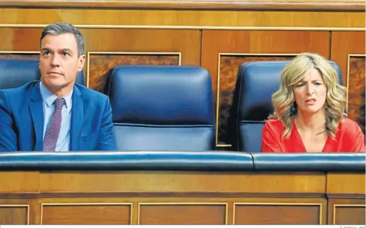  ?? K. HUESCA / EFE ?? El presidente del Gobierno, Pedro Sánchez, junto a la vicepresid­enta segunda, Yolanda Díaz, en una sesión plenaria del Congreso de los Diputados.