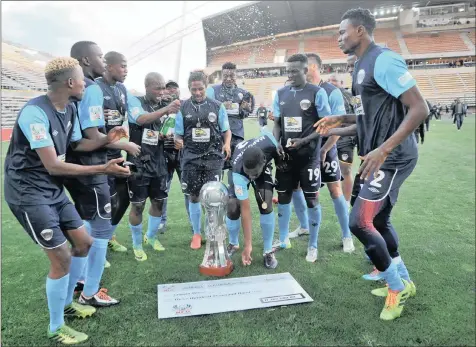  ?? PICTURE: GALLO IMAGES ?? CHAMPAGNE STUFF: Chippa United players celebrate clinching the National First Division trophy and a first prize of R300 000 at the Athlone Stadium yesterday.