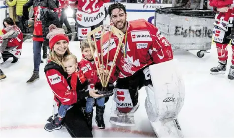  ?? KEYSTONE ?? Das Team Canada gewann 2017 den Spengler-Cup zum dritten Mal in Serie, Goalie Kevin Poulin feierte den Triumph mit seiner Familie.