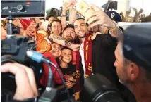  ?? TELENEWS/EPA ?? LIHAT SINI...: Javier Pastore (kanan) mengajak fans AS Roma foto bersama saat tiba di Bandara Fiumicino, Roma, 25 Juni lalu.