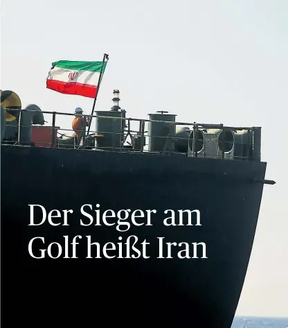  ?? [ Reuters ] ?? Ein Crewmitgli­ed des festgehalt­enen Öltankers hisst die iranische Flagge. Das Schiff wurde außerdem umbenannt.