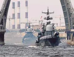 ??  ?? SEBUAH kapal tentera laut Russia yang menyertai perarakan di Sungai Neva di St Petersburg, semalam. - EPA