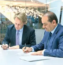  ??  ?? Dr. Ghassan Alshibl, MD and CEO of SRMG, signs the pact with Justin Smith, CEO of Bloomberg Media, at Bloomberg’s headquarte­rs in New York on Wednesday. (AN photo)