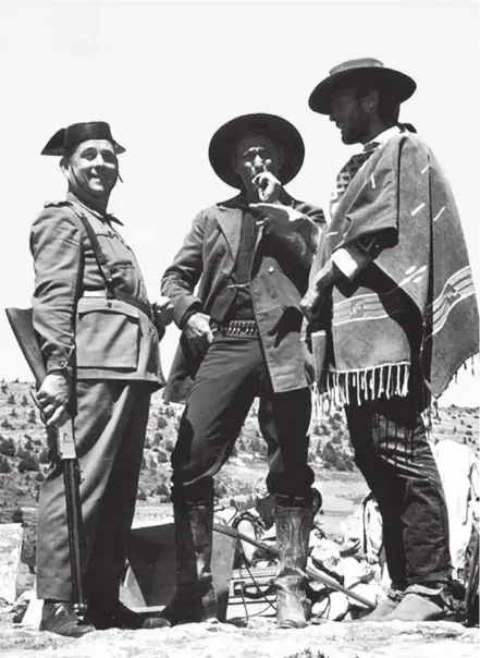  ?? ASOC. CULT. SAD HILL ?? Clint Eastwood (derecha) y Lee Van Cleef (centro), junto a un Guardia Civil, durante el rodaje de «El bueno, el feo y el malo» (1966) en el desierto de Tabernas