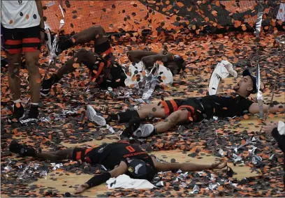  ?? JOHN LOCHER — THE ASSOCIATED PRESS ?? Oregon State’s Jarod Lucas, right, celebrates with teammates after defeating Colorado for Pac-12tourname­nt title on Saturday in Las Vegas.