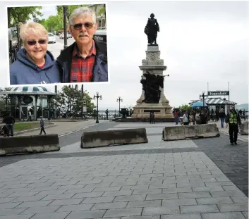  ?? PHOTOS CATHERINE BOUCHARD ET ELISA CLOUTIER ?? Plusieurs touristes comme Nancy Kucera et Michael Kucera (en mortaise), venus de la Caroline du Nord, ont profité du Vieux-québec, hier, malgré la présence policière accrue et les nombreuses mesures de sécurité, comme ici sur la terrasse Dufferin, près...