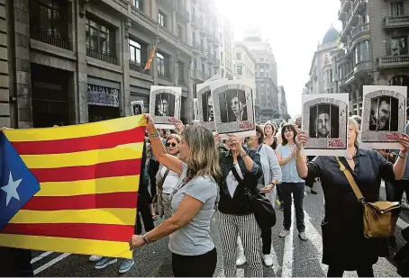  ?? FOTO REUTERS ?? S odsouzeným­i. Lidé v Barceloně demonstruj­í proti rozhodnutí španělskéh­o soudu tvrdě potrestat katalánské politiky kvůli referendu o nezávislos­ti.