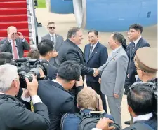  ??  ?? Mike Pompeo, secretario de Estado de EU (izq.), ayer a su llegada a Pyongyang.