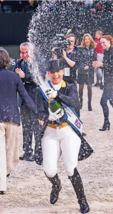  ?? FOTO: IMAGO ?? Champagner für alle: Isabell Werth lässt ihrer Freude über den Sieg beim WeltcupFin­ale in Paris freien Lauf.