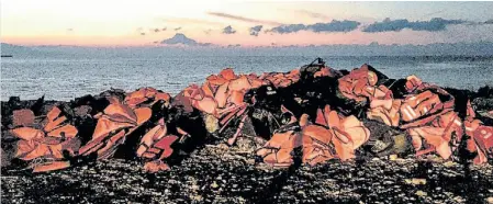  ??  ?? Como fuego. Salvavidas dejados por quienes acaban de bajar de una barca en la isla de Lesbos, Grecia.