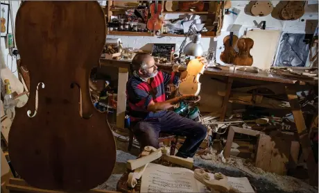  ?? Picture: Jane Barlow/pa ?? Luthier Steve Burnett, in his workshop at Haymarket, Edinburgh, puts the finishing touches to a unique violin he’s been working on in tribute to Robert Louis Stevenson and to mark the 170th anniversar­y since the birth of the author, whose books include Kidnapped and Treasure Island