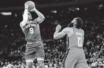  ?? Kathy Willens / AP ?? RJ Barrett, base de los Knicks, dispara frente a James Harden, de los Rockets, en el encuentro que el equipo de Houston perdió el lunes 2 de marzo de 2020 en el Madison Square Garden de Nueva York.
