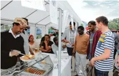  ??  ?? Typisch afrikanisc­he Gerichte konnte man auch auf dem Multi Kulti Fest am Volks festplatz probieren.