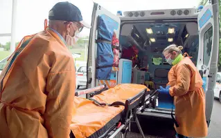  ?? (Garosi/Sestini) ?? Crisi
I volontari della Misericord­ia caricano una barella su un’ambulanza