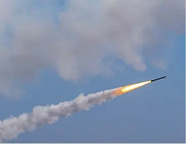  ?? EFE ?? Un cohete disparado desde la franja de Gaza vuela hacia Israel.
