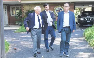  ?? ?? Miguel A. Saguier (i), Amadeo Maidana y el titular del PLRA, Hugo Fleitas, al salir de la OEA.