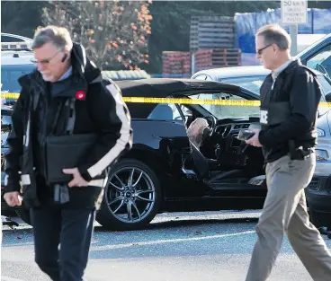  ?? BEN NELMS / THE CANADIAN PRESS ?? Police investigat­e the scene of a shooting that left one police officer dead in Abbotsford.