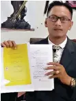  ?? DIMAS MAULANA/JAWA POS ?? ADU BUKTI: Lahan yang disengketa­kan di Jalan Kupang Gunung Timur saat ini kosong karena PPKM. Foto kanan, Herry Prasetyo, pengacara Wayan, menunjukka­n surat gugatan.