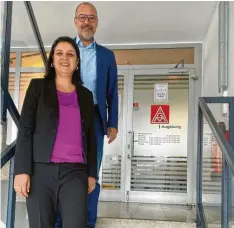  ?? Foto: Michael Hörmann ?? Angela Steinecker und Roberto Armellini verkünden einen Mitglieder­zuwachs bei der Gewerkscha­ft IG Metall Augsburg.