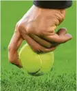  ?? Foto: dpa ?? Der Tennisball hat die Welt des Fußballs auf den Kopf gestellt.