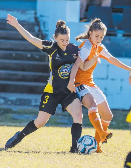  ?? Picture: JERAD WILLIAMS ?? Mudgeeraba’s Lucy Rowell (left) fights for possession in the NPL Women’s loss to Brisbane Roar.