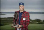  ?? STEPHEN B. MORTON — THE ASSOCIATED PRESS ?? Jordan Spieth holds the championsh­ip trophy after winning the RBC Heritage golf tournament, Sunday in Hilton Head Island, S.C.