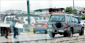  ?? VALENTINA ENCALADA / EXPRESO ?? Acción. Los policías intercepta­ron a los delincuent­es a la altura del puente San Eduardo, en la vía a Daule.