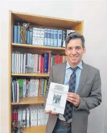  ?? ?? MARIO FERNÁNDEZ Moreno y su primer libro.