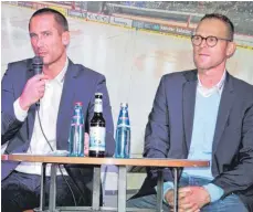  ?? FOTO: WITTMANN ?? Christoph Sandner und Jürgen Rumrich stellten sich beim Fantalk in Schwenning­en den Fragen der SERC-Fans.