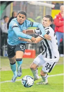  ?? FOTO: DPA (ARCHIV) ?? Leverkusen­s Amine Adli (l.) versucht, sich von Sandhausen­s Jonas Weik abzusetzen.