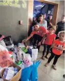  ??  ?? La gente llevó un montón de víveres y donaciones.