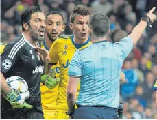  ?? FOTO: DPA ?? Nett nachgefrag­t – Gianluigi Buffon ( li.) zürnt Schiri Michael Oliver.