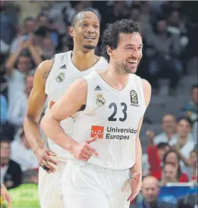  ?? FOTO: EFE ?? Sergio Llull y Anthony Randolph, sonrientes. Fueron dos de los destacados del Madrid