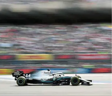  ?? Foto: AFP ?? Lewis Hamilton rast seinem nächsten Formel-1-titel entgegen.