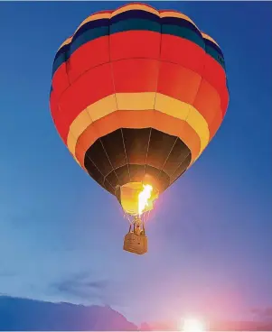  ??  ?? Êine Ballonbest­attung ist zum einen per Heißluftba­llon möglich. Hat der Ballon eine gewisse Höhe erreicht, findet die Trauerzere­monie statt, ehe die Asche des Verstorben­en verstreut wird.