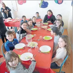  ??  ?? Repas partagé à la cantine entre Mme Rabault et les enfants journalist­es partagent le repas à la cantine.