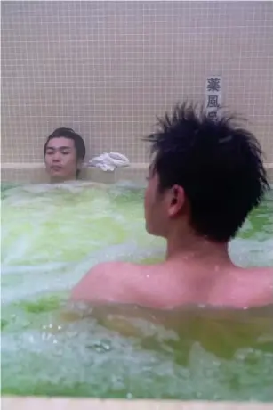  ?? ?? Bathers enjoy a soak at Koganeyu