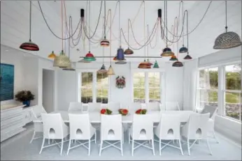  ?? GARRETT ROWLAND — GHISLAINE VIÑAS INTERIOR DESIGN VIA AP ?? This 2016 photo provided by Ghislaine Viñas Interior Design shows one of the rooms in a Montauk, N.Y. beach house with Ghislaine Viñas’ design. The bold, colorful statement lighting becomes not only illuminati­on but art in her design. Viñas used Alvaro...