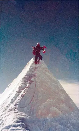  ?? ?? Robert Paragot au sommet du Jannu, 1962.