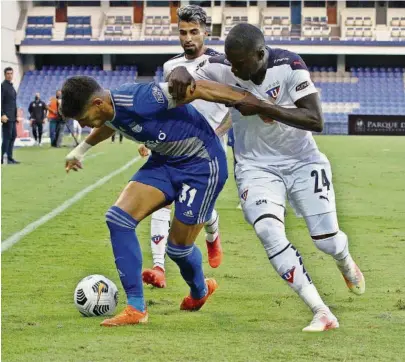  ?? API ?? Facundo Barceló (izq.), de Emelec, protege el balón ante el marcaje de Moisés Corozo (24), de Liga de Quito, en el Capwell.