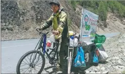  ?? PROVIDED TO CHINA DAILY ?? Lin Peng rides on his tricycle along the Sichuan-Tibet Highway en route to Lhasa, the capital of the Tibet autonomous region.