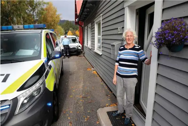  ?? FOTO: KJARTAN BJELLAND ?? Astrid Larsens hus ble truffet av den løse bilen. – Et Guds under at ingen ble skadet, sier hun.