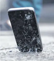  ?? FOTO: DPA ?? Einmal richtig auf Asphalt aufgeschla­gen, kommt man nur selten um eine Smartphone-Reparatur herum. Wichtige Daten können unter Umständen so wiederherg­estellt werden.