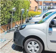  ?? FOTOS: DPA ?? An der Leine: Elektrisch­e Renault Kangoo ZE tanken Energie.